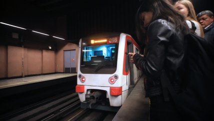   Metro implementa desvíos para circular en estación Baquedano 