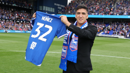   Marcelino Núñez fue ovacionado por los hinchas de Ipswich en duelo con Derby County 