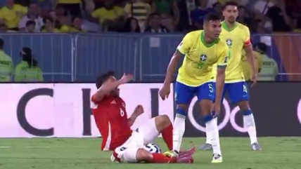   [VIDEO] ¿Y el VAR? El descalificador pisotón de Casemiro a Loyola que solo quedó en amarilla 