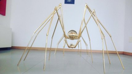   Niña daña escultura de más de $30 millones al trepar sobre ella en Italia 