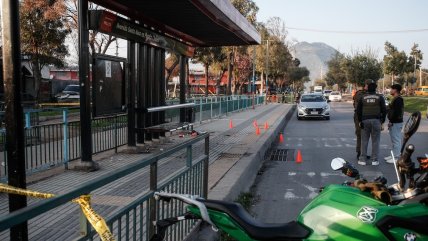   Carabineros indaga asalto que dejó a dos víctimas baleadas en paradero de Puente Alto 