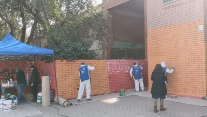   Voluntarios restauraron la fachada de colegio de Puente Alto 