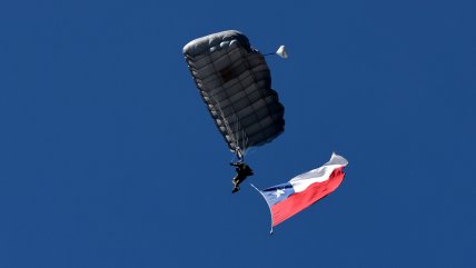   Salto de paracaidistas sorprendió en inicio de la Parada Militar 