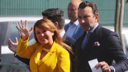   Cathy Barriga quiso regalar galletas a vocales de mesa, pero se las rechazaron 