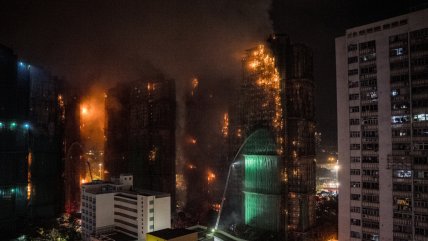   A 36 subió el número de fallecidos por incendio en varios edificios de Hong Kong 