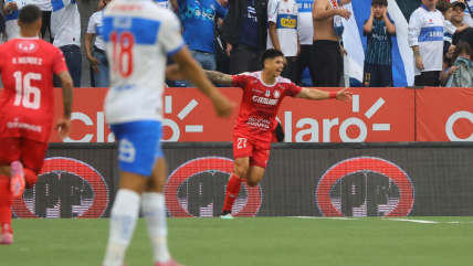   [VIDEO] Ignacio Mesías sorprendió a la UC con un golazo para abrir el marcador 