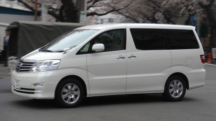   Conductor volcó una van y abandonó a sus pasajeros en el lugar 