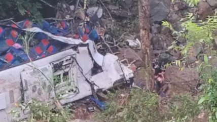   Colombia: Bus de escolares recién graduados cayó a un abismo y al menos 12 murieron 