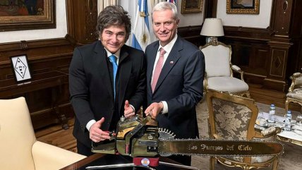  Kast posó junto a la motosierra de Milei para TikTok  