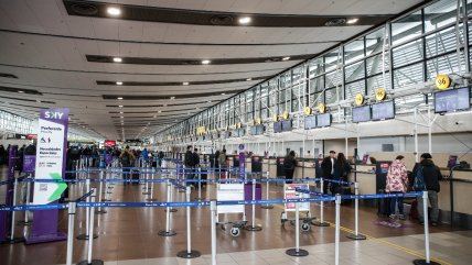   Aeropuerto de Santiago refuerza contingente: Pasajeros se duplican por fin de año 