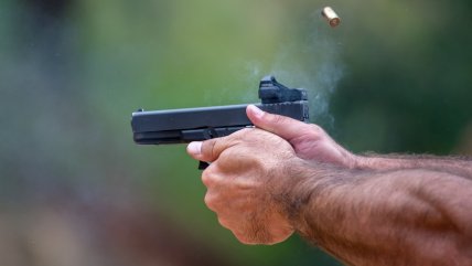  Carabinero de franco disparó a supuesta estafadora que intentó atropellarlo  