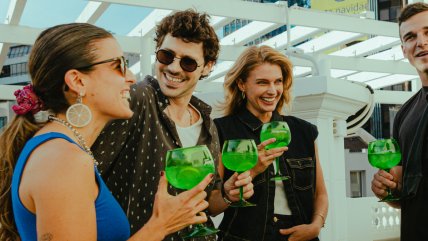   Francisca Valenzuela sorprendió a todos con un show en pleno Barrio París-Londres 
