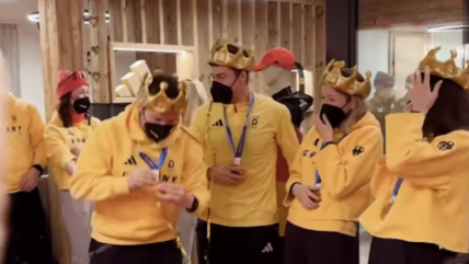   [VIDEO] Increíble: Medalla de los Juegos Olímpicos de Invierno se rompió en pleno festejo 