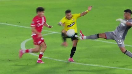  Ni siquiera fue amonestado: El planchazo de Cortés en visita de Argentinos a Barcelona  