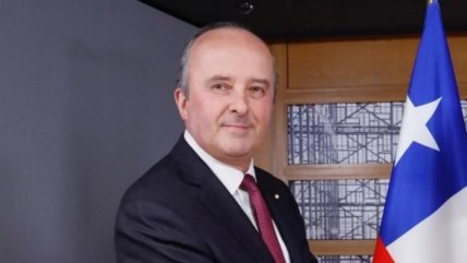  Apedrearon el vehículo del nuevo subsecretario de RR.EE. en Plaza Baquedano  