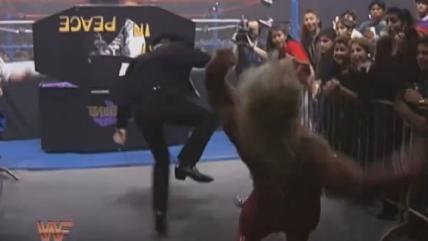   [VIDEO] Así fue la icónica patada de Chuck Norris en un 