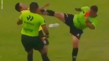   [VIDEO] Insólito: Arbitro se defendió de una agresión con una patada en pleno partido 
