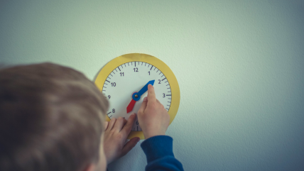   Creciendo Juntos: Cambio de hora y cómo afecta a niños, niñas y adolescentes 