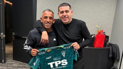   Juan Román Riquelme se llevó un recuerdo de Santiago Wanderers 