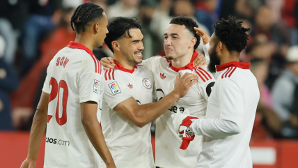   Sevilla de Alexis y Suazo derribó a Atlético de Madrid y dio un vital respiro en la zona baja 