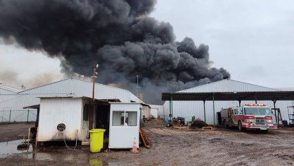   Bomberos combaten incendio en El Monte con más de 2.000 toneladas de cáscaras de nuez en combustión 