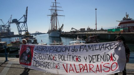  La Esmeralda zarpó desde Valparaíso en medio de despedida y protesta por DD.DD.  