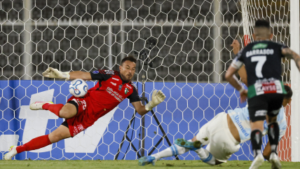   [VIDEOS] Sebastián Pérez atajó tres veces el mismo penal a Gremio 