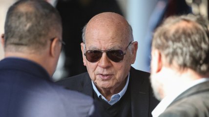   José Miguel Insulza en su llegada a Azul Azul: 
