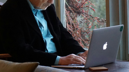   Ofrecen 750 becas sobre inteligencia artificial para adultos mayores 