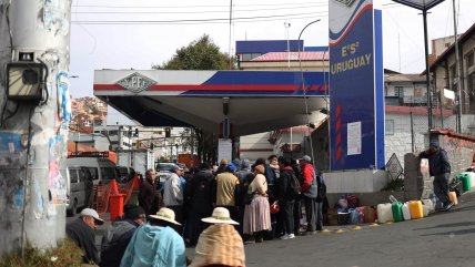   Bolivia: Filas kilométricas y días de espera para comprar gasolina por los bloqueos 