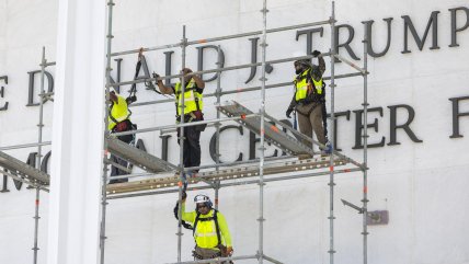   El Centro Kennedy retiró el nombre de Trump de la fachada de su edificio 