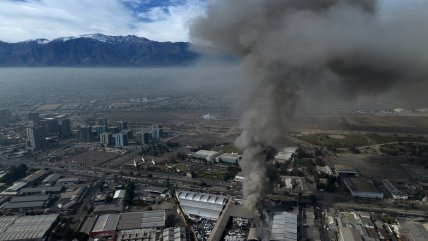   Incendio de neumáticos en Cerrillos supera las 24 horas e instala debate sobre fiscalización y control 