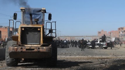   Bolivia: Policías y militares limpian carreteras bloqueadas tras inicio de estado de excepción 