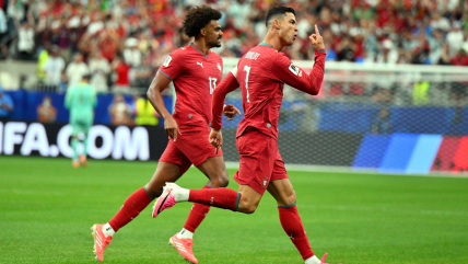   Cristiano Ronaldo apareció en el área de Uzbekistán y anotó su primer gol en el Mundial 