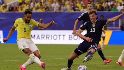   Guimaraes la cedió y Cunha remató de primera para el tercero de Brasil sobre Escocia 