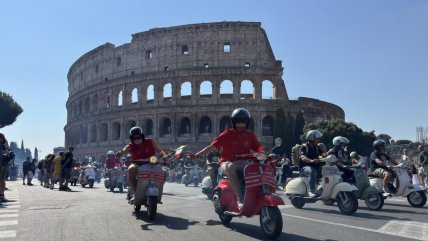   Miles de apasionados de la Vespa desfilaron por los 80 años de la icónica motocicleta 
