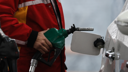   Precio de los combustibles bajará hasta 155 pesos este jueves 