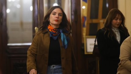  Camila Vallejo reapareció en actividad del Servel 
