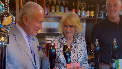   Rey Carlos III tomó cerveza y bromeó sobre la derrota de Inglaterra: 