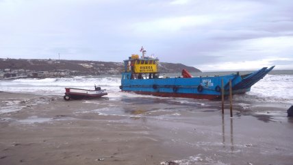   Coquimbo: Embarcaciones varadas por fuerte viento y oleaje en Playa La Herradura 