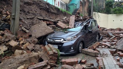   Muro cayó sobre un vehículo en Viña del Mar en medio de fuertes lluvias 
