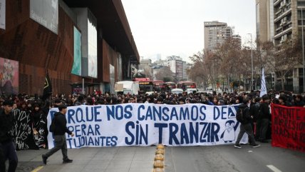  Estudiantes secundarios marcharon por la Alameda 