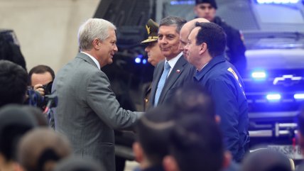   Kast encabezó entrega de vehículos a la PDI e instó a responder 