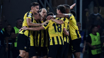   AEK Atenas aplastó a Levski Sofia y se instaló en la fase de liga de la Champions 