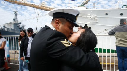   Un mar de abrazos y besos: la Esmeralda recaló en Valparaíso tras cinco meses de navegación 
