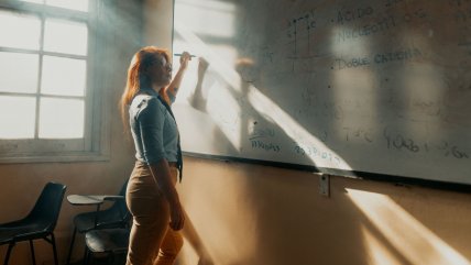   Chile dobla el promedio de la OCDE de docentes sin calificación plena 