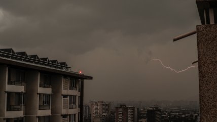   Lluvias dejaron a más de 40 mil clientes sin servicio eléctrico en la Región Metropolitana 