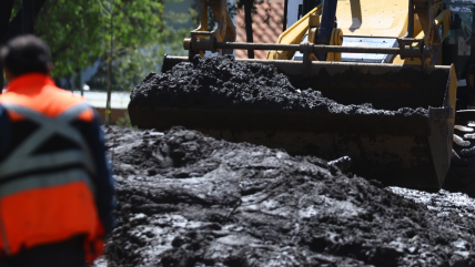   Las Condes: Continúan los trabajos de remoción de barro en zona afectada por aluvión 
