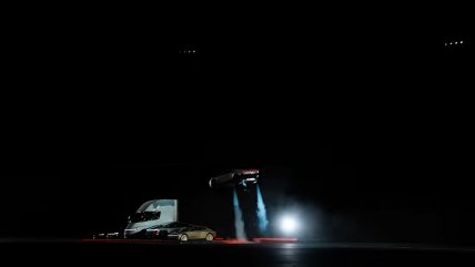   Tesla lanzó su auto Roadster: 