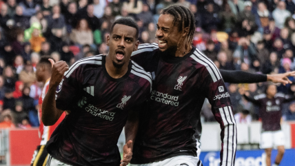   Liverpool aprovechó la expulsiones en Brentford para festejar una remontada 